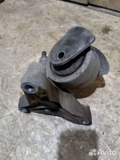 Опора двигателя Mitsubishi Carisma 1.6L