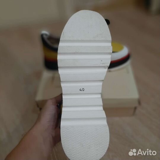 Кроссовки новые р. 40