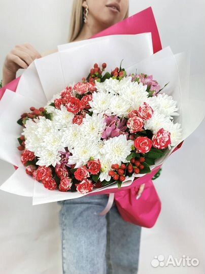 Букет из хризантемы и кустовой розы