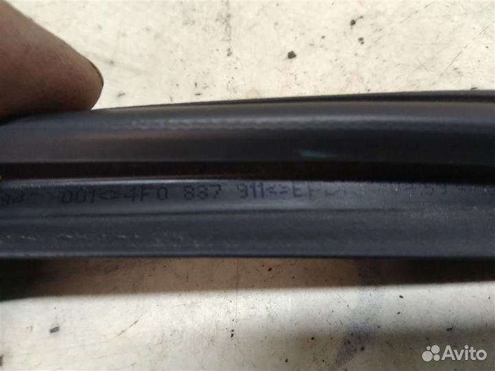 Уплотнитель двери передней Audi A6 (C6 4F) 2004-2