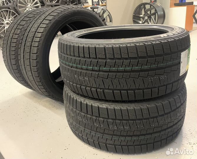 Kapsen SnowShoes AW33 295/40 R21 111V