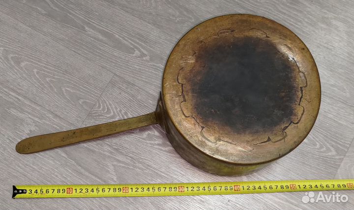 Старинная медная кастрюля с ручкой