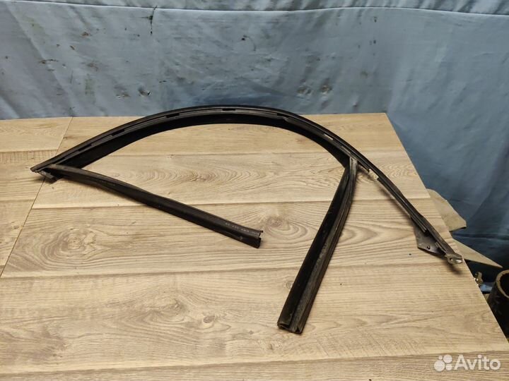 Уплотнитель передней правой двери BMW E66