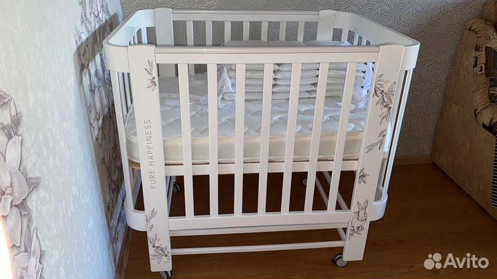 Детская кроватка и пеленальный комод