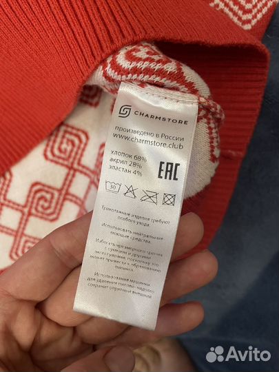Свитер бренда 