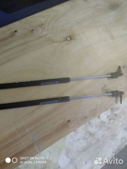 Упор крышки багажника Jeep Grand Cherokee wj