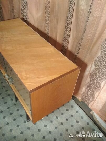 Шкафчик подвесной со стеклянными дверцами