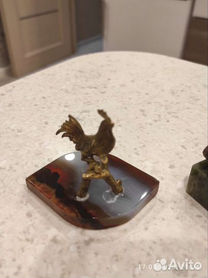 Фигурки животных на камне