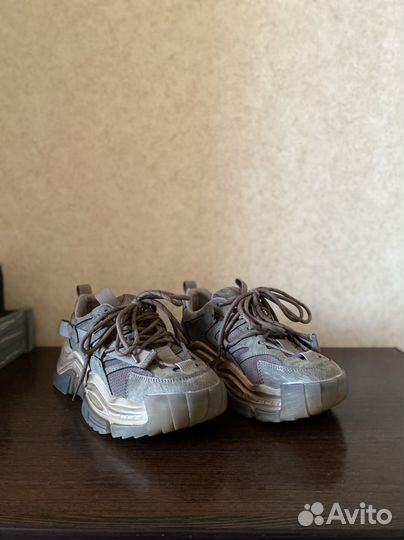 Кроссовки женские