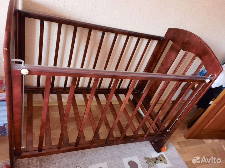 Детская кроватка с маятником