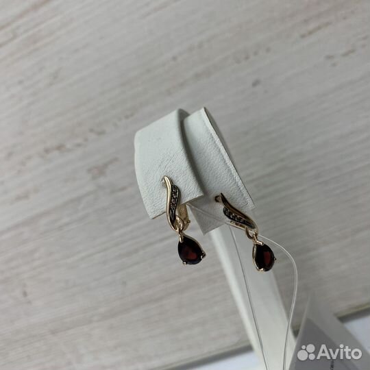 Золотые серьги с гранатом
