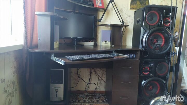 Компьютерный стол угловой с полками