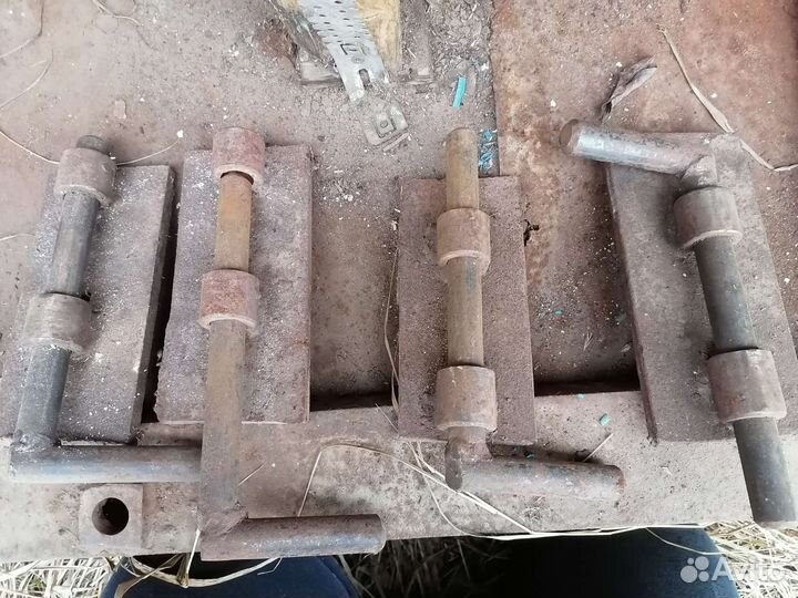 Для гаражных ворот петли, упоры, щеколды