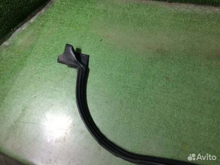 Уплотнитель стекла двери левый Subaru Impreza GG3