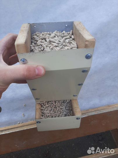 Бункерная кормушка для кроликов