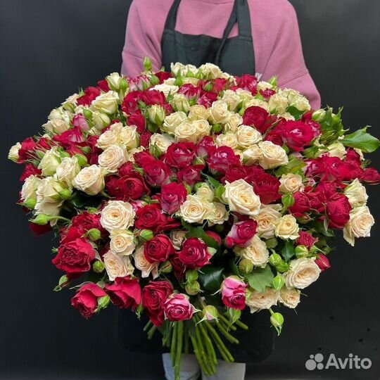 Букет из 59 красных и белых кустовых роз