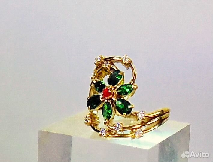 Золотое кольцо с алпанитами и сапфиром