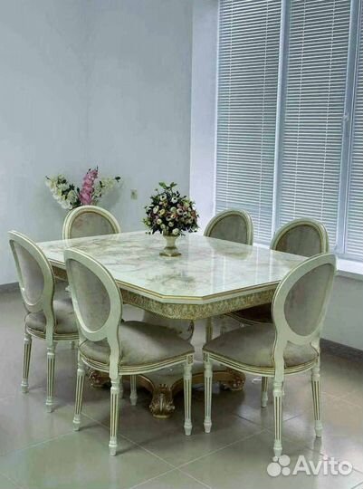 Стол и стулья