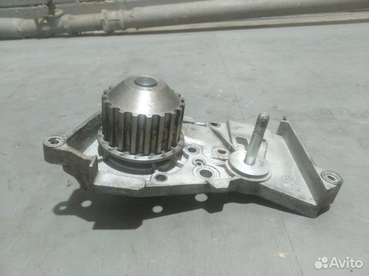 Помпа Renault Sandero 1 2010