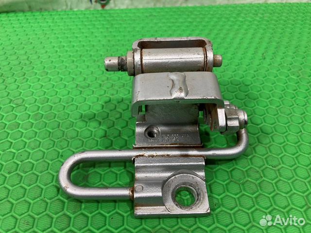 Петля двери нижняя задняя левая Volkswagen Touareg