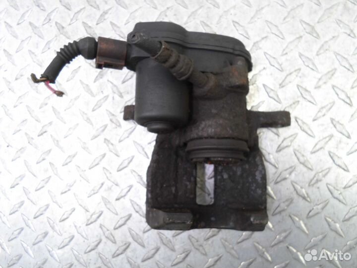 Суппорт задний левый Audi A4 B8