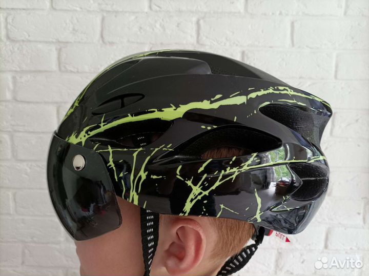 Велошлем с визором новый р.56-59