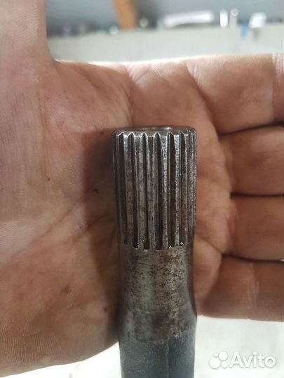 Полуось нива