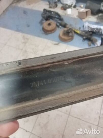 Молдинг двери задний правый Toyota Avensis 2000