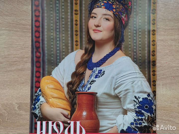 Новый настенный календарь с девушками на 2022 год