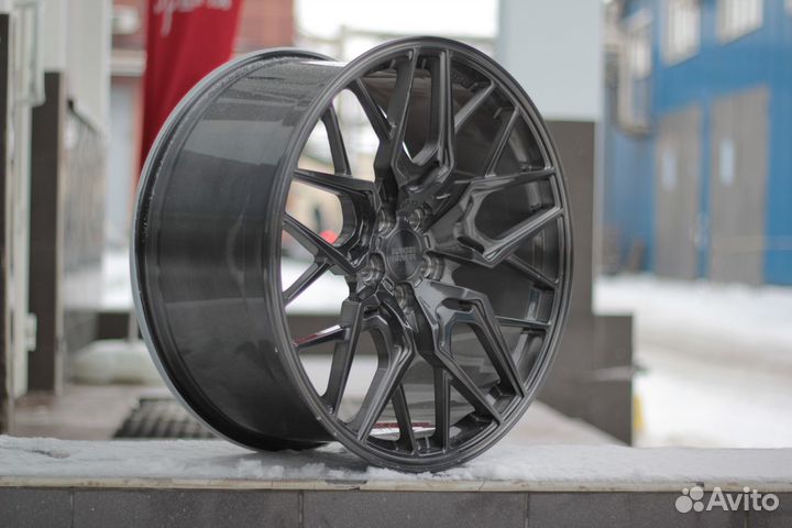 Кованые диски R22 GT Forged на Range Rover Sport