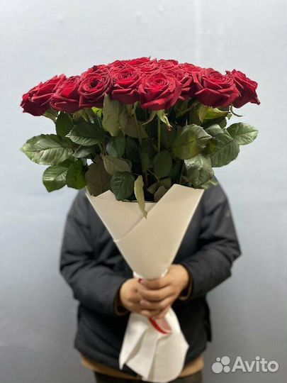 Букет из 31 высокой красной розы