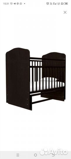 Детская кроватка с маятником