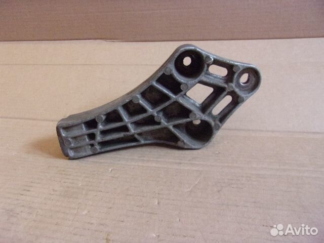 Опель Вектра А, 1.6 передний правый кронштейн