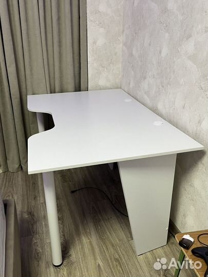Компьютерный стол белый
