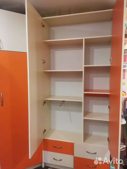 Продам мебель (гарнитур) шкафы, кровати, стол