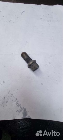 Колесные болты на 17