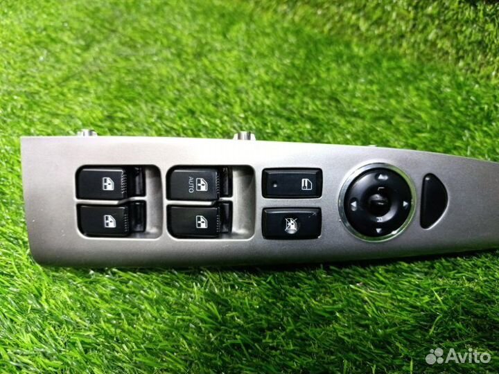 Блок упр. стеклоподьемниками передний левый