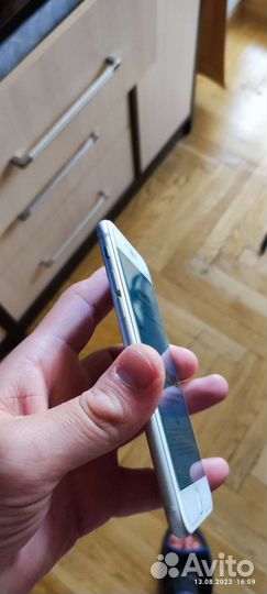 Телефон iPhone 8 64 gb