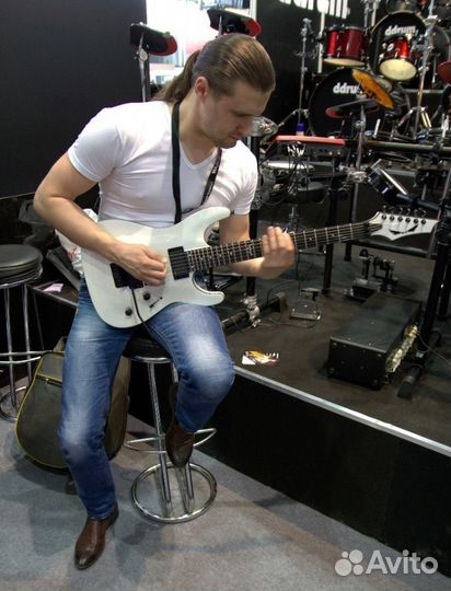 Обучение игре на электро- и акустической гитаре