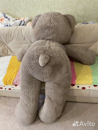Большой плюшевый медведь