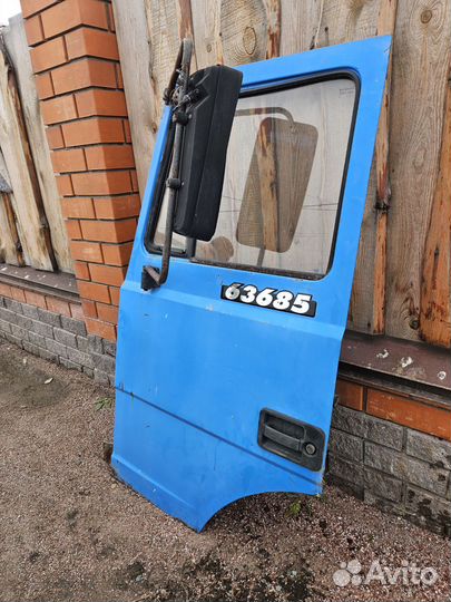 Дверь водительская и капот от урала 63685