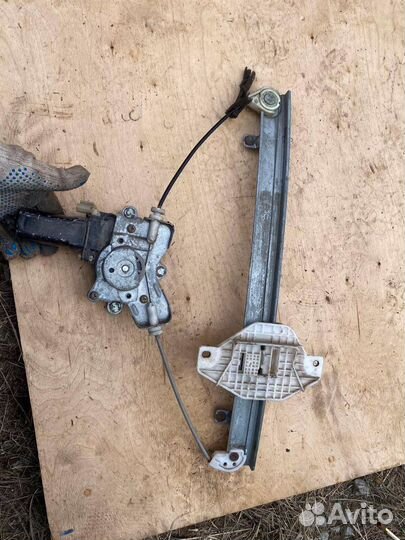 Стеклоподьемник задний левый Hyundai Sonata 5