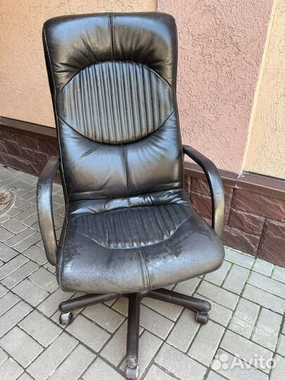 Офисное кожаное кресло б/у