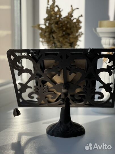 Старинная подставка для книг