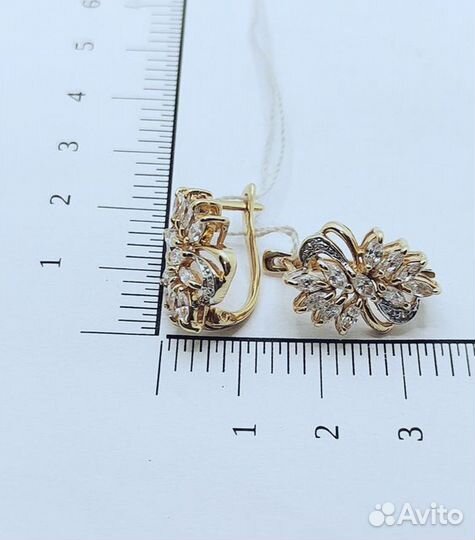 Золотые серьги с камнем