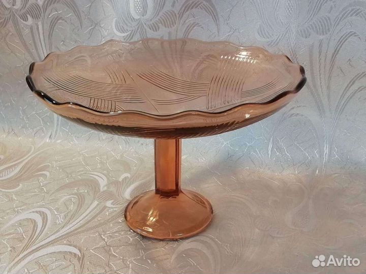 Большая ваза. фруктовница.на ножке.цветное стекло