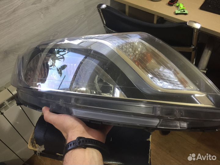 Фара оригинальная правая на Kia Rio 3 2011-2015