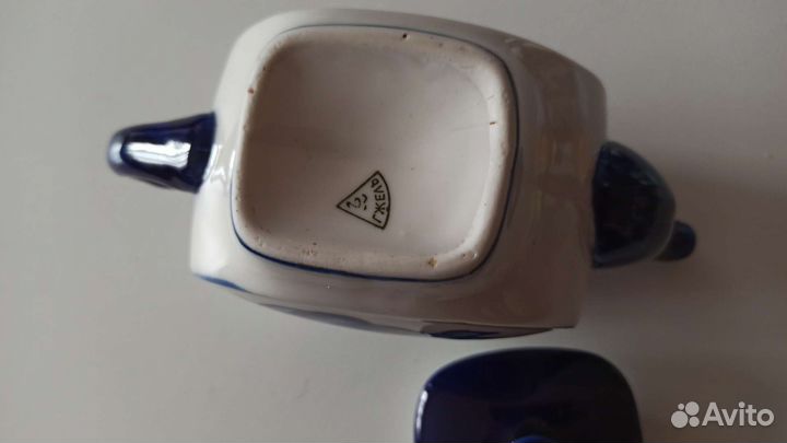 Гжель. Фарфоровый чайник