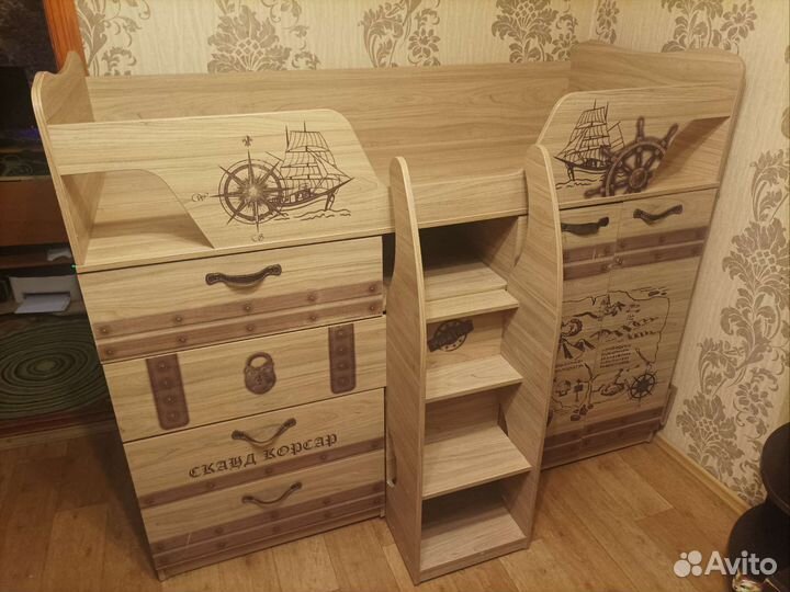 Детская кроватка со столом