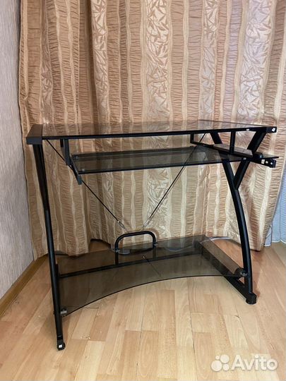 Стеклянный компьютерный стол